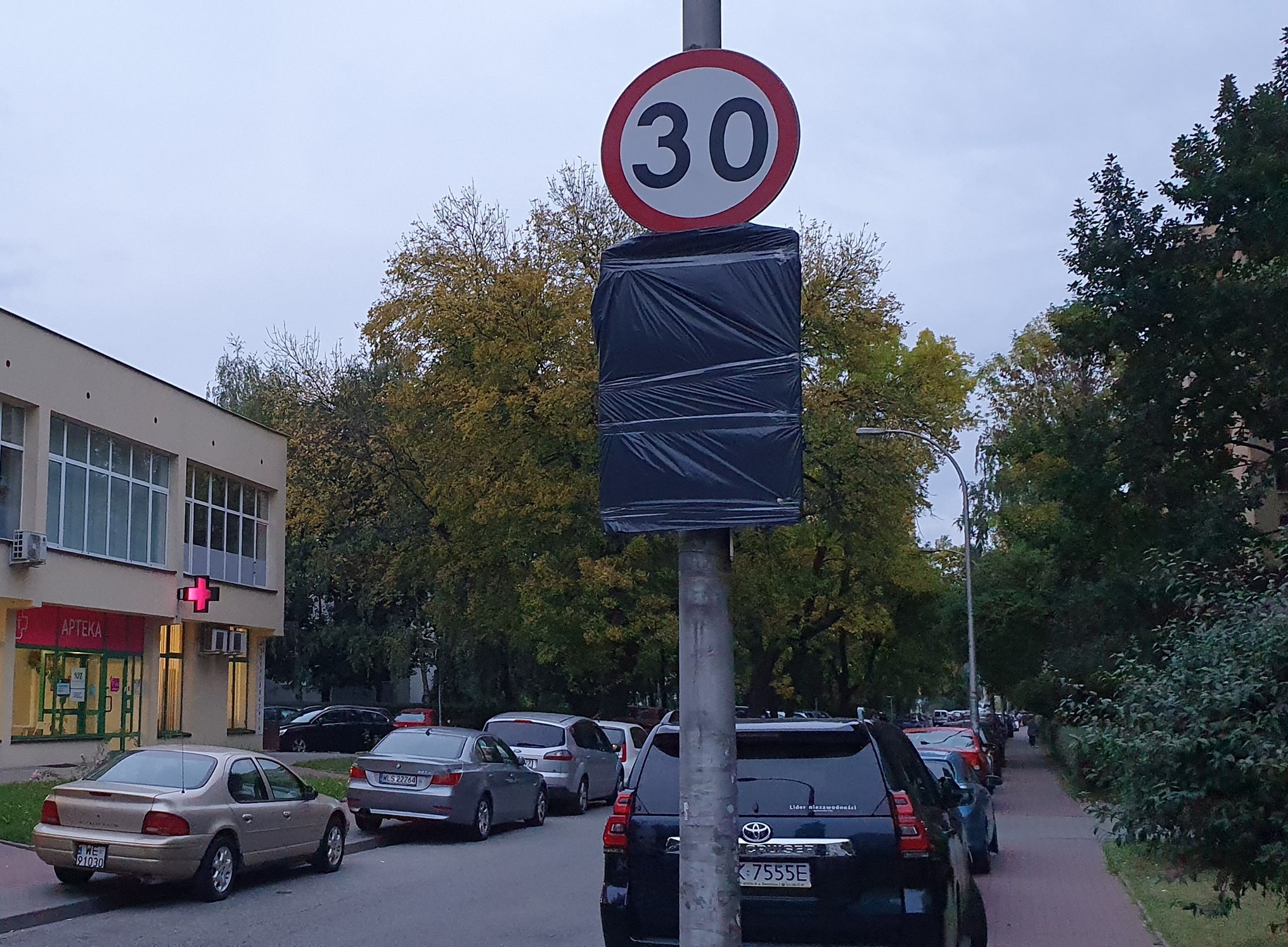 Zakaz parkowania na czas robót – uwaga na znaki – Ochocianie Sąsiedzi